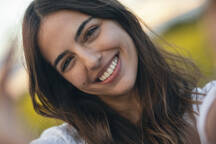 files/sonriente-joven-hermosa-mujer-tomando-selfie-JSRF02969.jpg